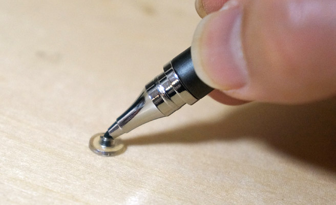 ペン先の黒い部分はゴムになっており、タッチペンはこのように斜めにして使う