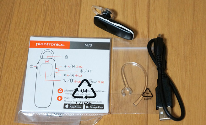 ヘッドセット本体の他には、充電用のmicroUSBケーブル、ヘッドセットを耳にひっかける為のイヤーフック（クリップ式イヤーループ）、簡単な説明書や保証書が同梱