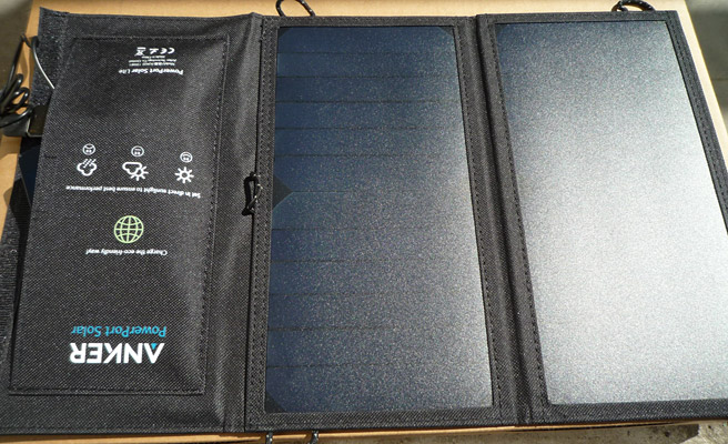 このように「Anker PowerPort Solar Lite」を広げて、スマホにケーブルを差し込みます。