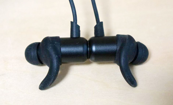 また、イヤホンにはマグネットが搭載されており、音楽を聴かない時には、このようにイヤホン同士をくっつけることで首輪状になります。