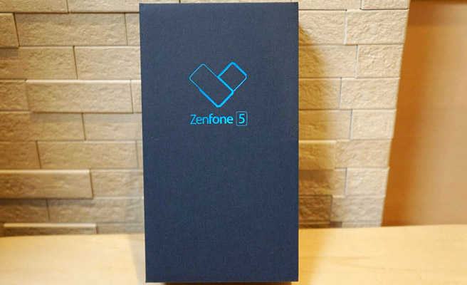 まずはこちらが「ASUS ZenFone 5」の化粧箱です。上品で、こ洒落た化粧箱ですね。
