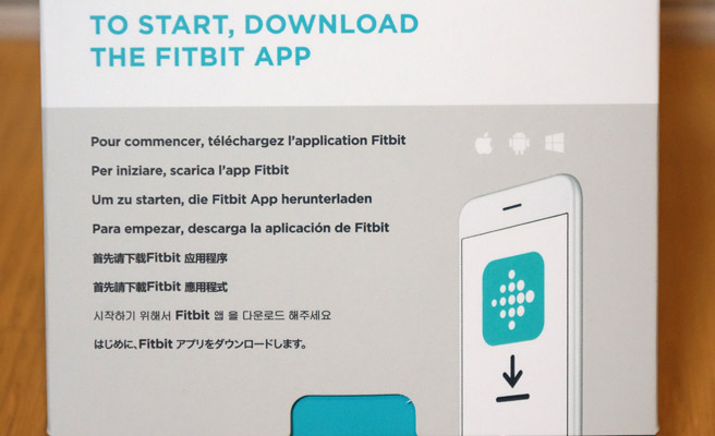 それにしても「Fitbit Inspire」を開けてみると、説明書らしきものが一つも入っていません。。。　使い方が全く分からないので、どうしたものかと箱を見てみると「まずはFitbit アプリをダウンロードします」と書かれています。