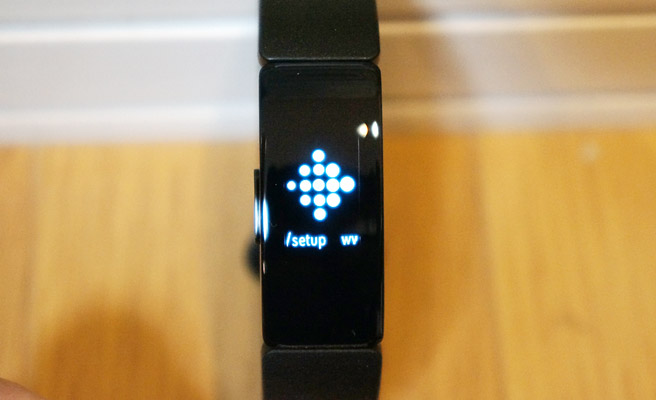 また「Fitbit Inspire」との接続が必要になりますので、ボタンを長押しして電源をONにしておきます。すると、こんな感じで「setup（初期設定）」を促す画面が表示されています。