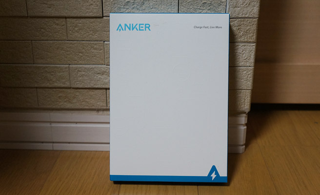 こちらが、届いた「Anker PowerCore Essential 20000」になります。Ankerの製品らしい、白と水色のシンプルな化粧箱ですね。