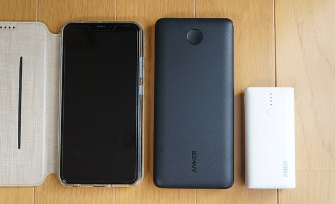 Anker PowerCore Essential 20000のサイズは約158mm × 74mmで厚さは19 mmになります。5,000mAhのAnker Astro M1、6.2インチのスマホのZenFone 5とサイズを比較してみました。