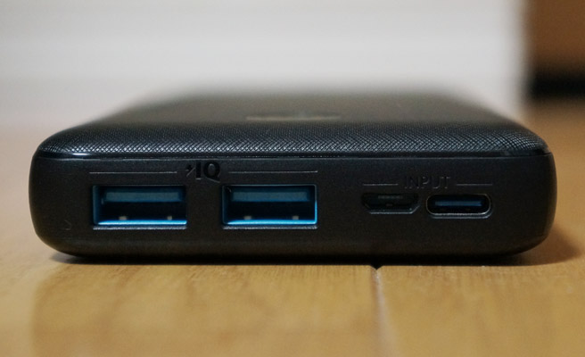 USB出力ポートは2つある為、2台同時に充電することできます。（最大出力15W） また、モバイルバッテリーを充電する際の入力ポートも、microUSBと、最近のスマホで使われることが多くなったUSB Type-Cの2つのポートが用意されているので、ケーブルの心配はありませんね。
