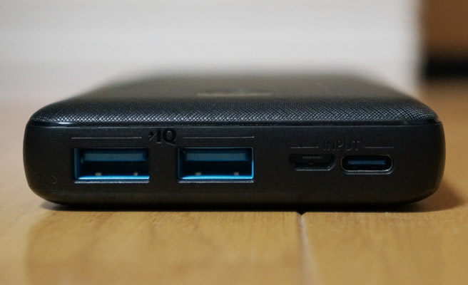 USB出力ポートは2つある為、2台同時に充電することできます。（最大出力15W） また、モバイルバッテリーを充電する際の入力ポートも、microUSBと、最近のスマホで使われることが多くなったUSB Type-Cの2つのポートが用意されているので、ケーブルの心配はありませんね。