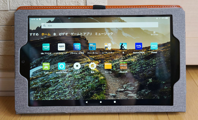 ケースに「fire HD 10」を入れるとこんな感じになります。 画面の前面までしっかりと保護されているのですが、ここは好き嫌いが分かれるところですよね。