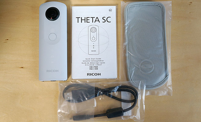 「THETA SC」本体の他に、専用ケース、microUSBケーブル、保証書、クイックスタートガイドが付属していました。