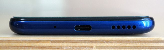 本体の底面には、USB type-C端子とスピーカーがあります。