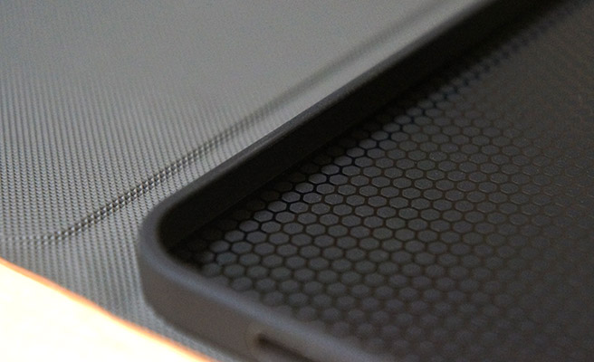 ケースの内側は、エンボス加工(？)になっており、iPad mini本体が張り付かないような工夫がされています。