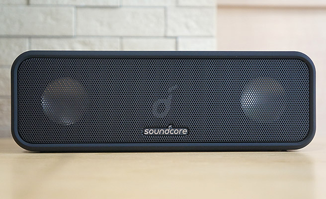 スピーカーの正面には、小さめにさりげなく「soundcore」のロゴがあしらわれています。1世代前の「Soundcore 2」には、でかでかと「ANKER」と書かれているようですので、私はこちらの方が好みです。