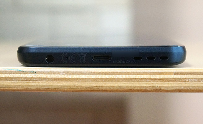 本体の底面には、画面左からヘッドセット差込口とマイク、USB type-C端子とスピーカーがあります。