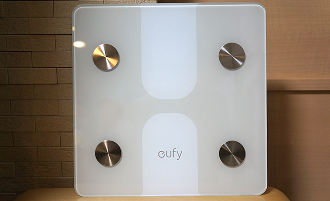 「Eufy Smart Scale C1」の同梱品は、本体の他に単4電池 3本と説明書（保証書）が入っていました。