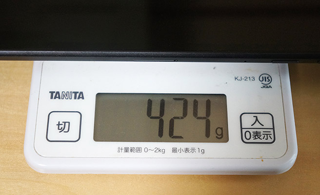 重量は本体だけの場合は424g。