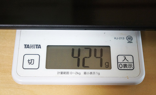 重量は本体だけの場合は424g。