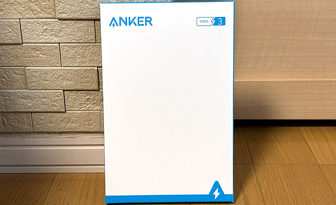 翌日に早速届いた「Anker PowerWave 10 Pad」の化粧箱です。シンプルですね。